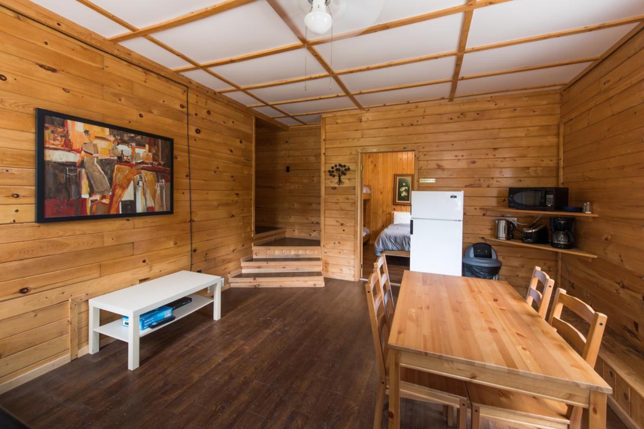 Madawaska Lodge-Cottage ภายนอก รูปภาพ