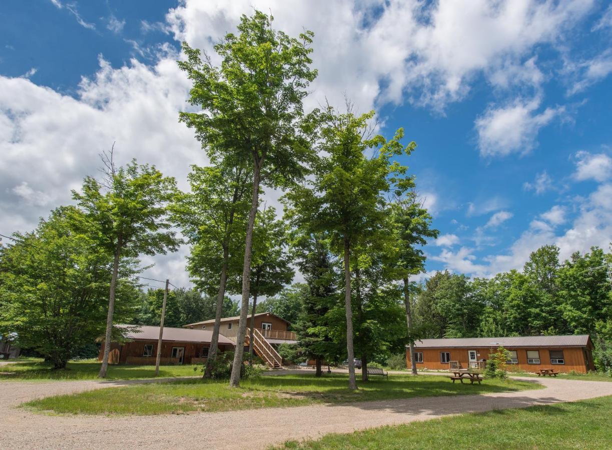 Madawaska Lodge-Cottage ภายนอก รูปภาพ