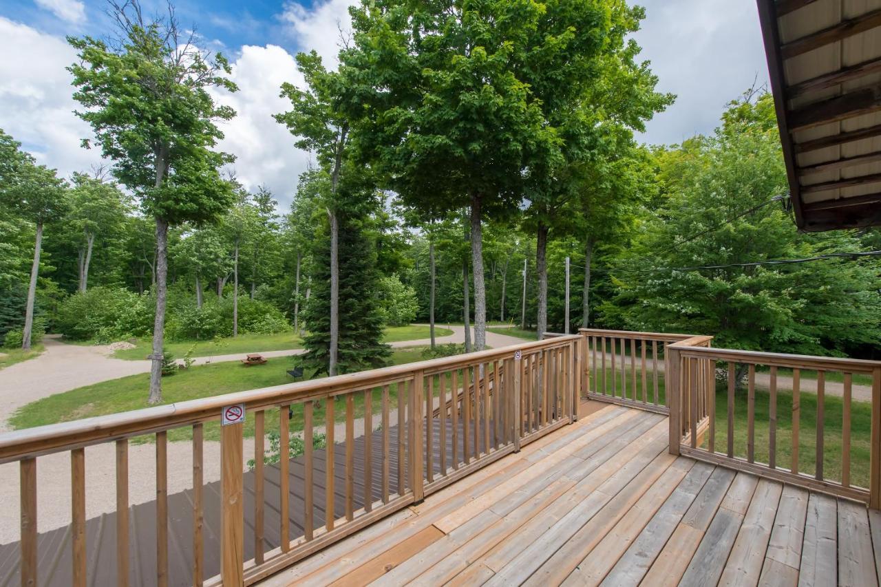 Madawaska Lodge-Cottage ภายนอก รูปภาพ
