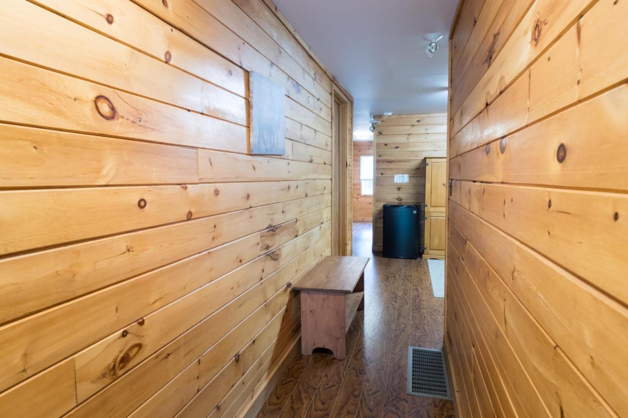 Madawaska Lodge-Cottage ภายนอก รูปภาพ