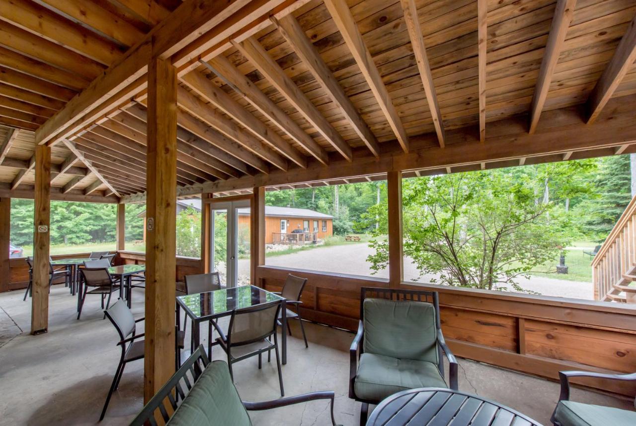 Madawaska Lodge-Cottage ภายนอก รูปภาพ