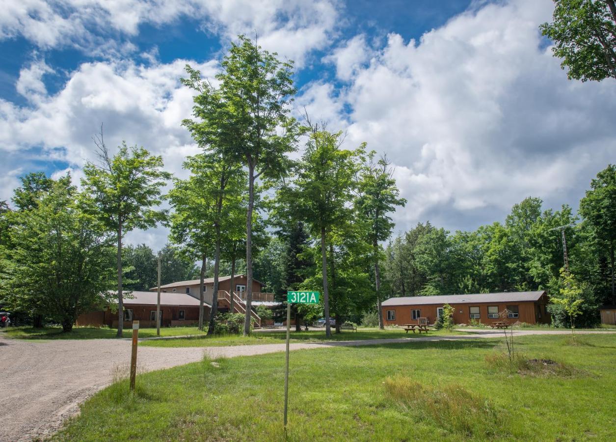 Madawaska Lodge-Cottage ภายนอก รูปภาพ