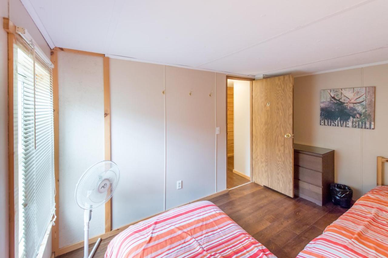 Madawaska Lodge-Cottage ภายนอก รูปภาพ