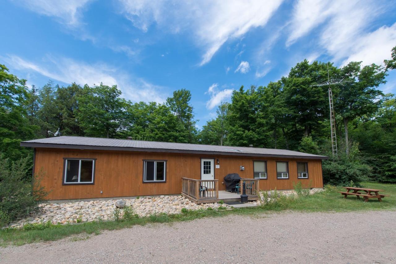 Madawaska Lodge-Cottage ภายนอก รูปภาพ