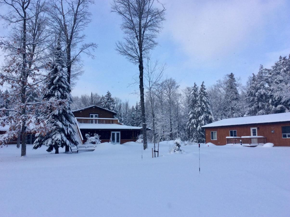 Madawaska Lodge-Cottage ภายนอก รูปภาพ