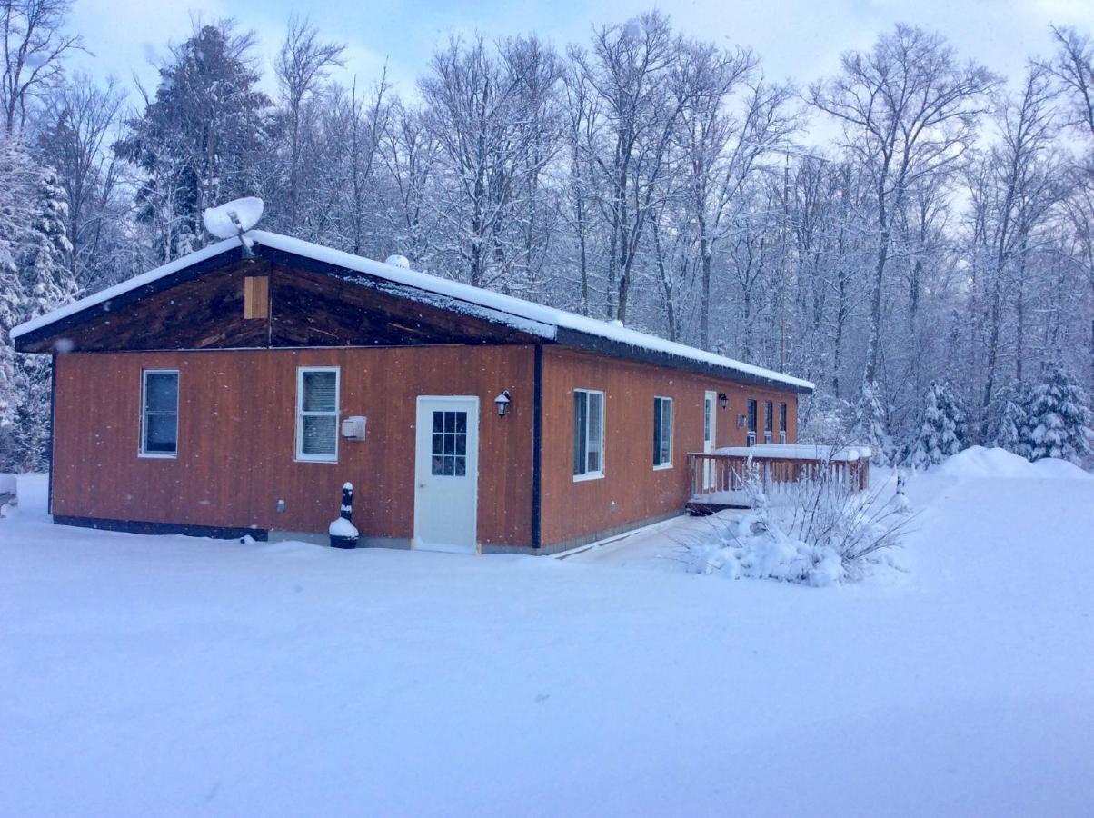 Madawaska Lodge-Cottage ภายนอก รูปภาพ