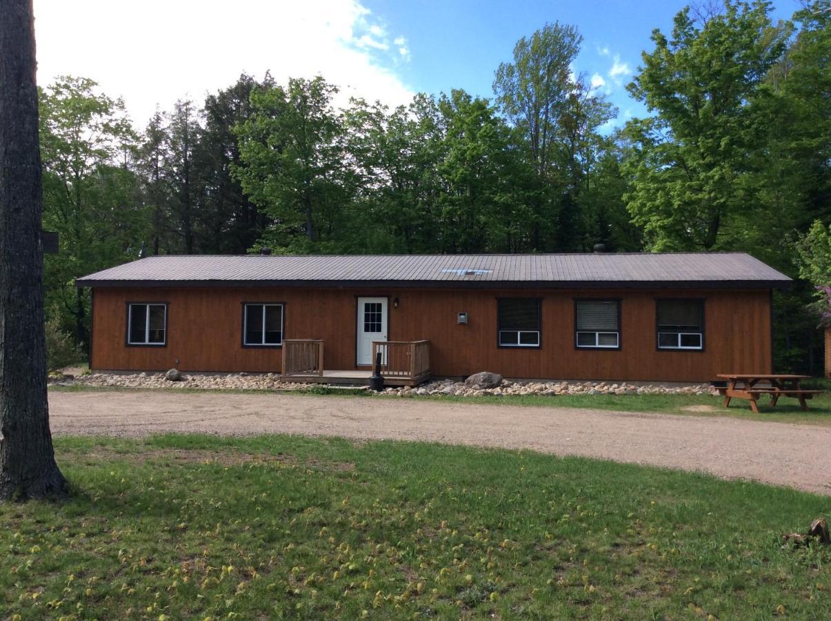 Madawaska Lodge-Cottage ภายนอก รูปภาพ